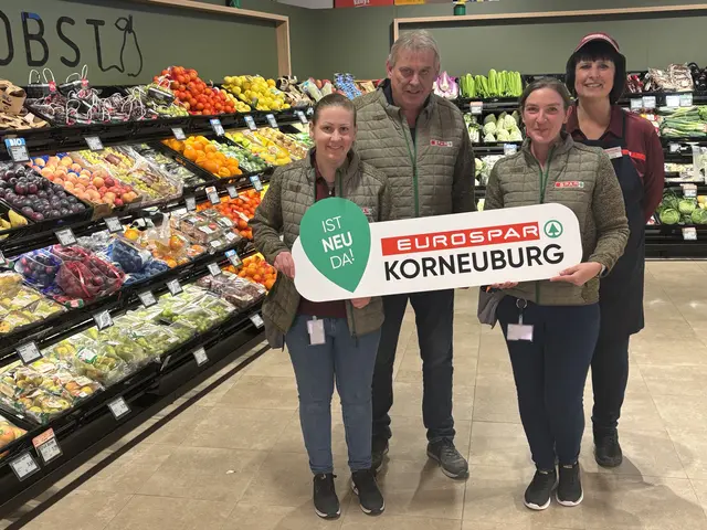 Sie "schupfen" den Laden (v. l. n. r.): Manuela Bayerl (Marktleiter-Stellvertreterin), Marktleiter Herbert Mattes, Marion Schimkowitsch (Obst) und Christine Kerschl (Feinkost) | Foto: Wolfgang Ilkerl