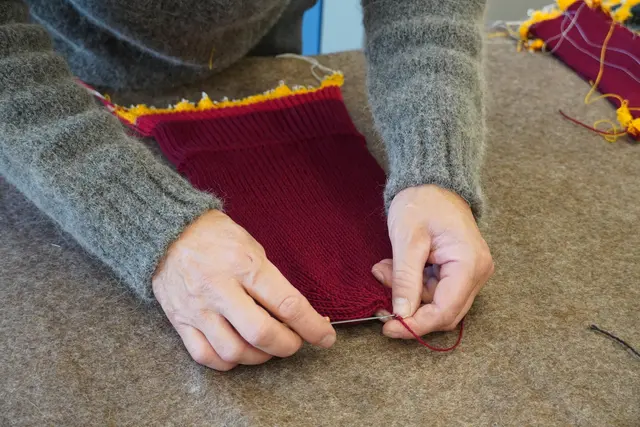 So kommt die Haube aus der Strickmaschine | Foto: Johannes Brandner