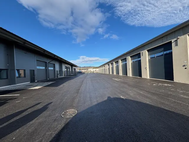 Zwischen Garagen und Hallen sind auch 24 Stellplätze vorgesehen. | Foto: Almer