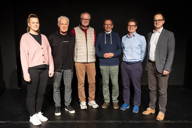 Jury-Mitglieder und Unterstützer von "MachtSpiele", zu sehen ab 6. November im Theater im Kübis Wies:
Melina Schuster (Verantwortliche Theater im Kürbis),Wolfgang Pollanz (Verantwortlicher Literatur Hrsg. Edition Kürbis), Gernot Grinschgl (Regie „Kein Platz für Wölfe“), Wolfgang Fasching (Regie „True Crime“), Stefan Eisner (Regie „Die Kündigung“) &amp; Christoph Hartinger (Filialleiter Steiermärkische Sparkasse Filiale Wies | Foto: Christian Koschar