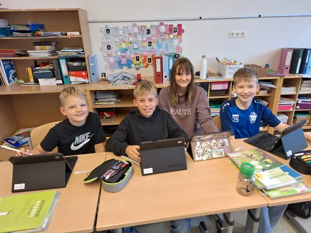 Stolz hielten die Kinder ihre neuen Tablets in den Händen. | Foto: NMS Drosendorf