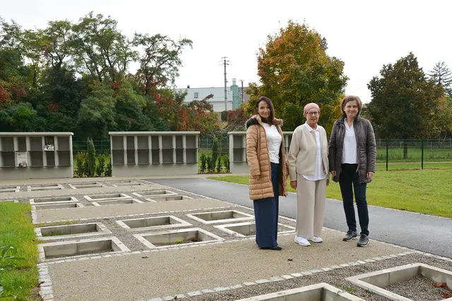 Die Stadtgemeinde Tulln errichtete am Parkfriedhof 43 zusätzliche Urnengräber sowie drei weitere Urnenwände mit insgesamt 24 großen und 18 kleinen Nischen. Vor Ort: Elfriede Pfeiffer, Stadträtin für Soziales, Wohnen und Friedhöfe (Mitte) und die zuständigen Mitarbeiterinnen der Stadtgemeinde Tulln Petra Edelbacher (Friedhofsverwaltung) und Doris Herzog (Friedhofsinstandhaltung | Foto: Stadtgemeinde Tulln