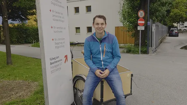 Unter dem Motto "Einfach und kostenlos ein Lastenrad leihen" bieten die Bewohnerservice-Stellen kostenlose Leihlastenräder an. Der Filmemacher Markus Bachofner hat diesen Service getestet und seine Erfahrungen in einer kurzen Dokumentation festgehalten. 
