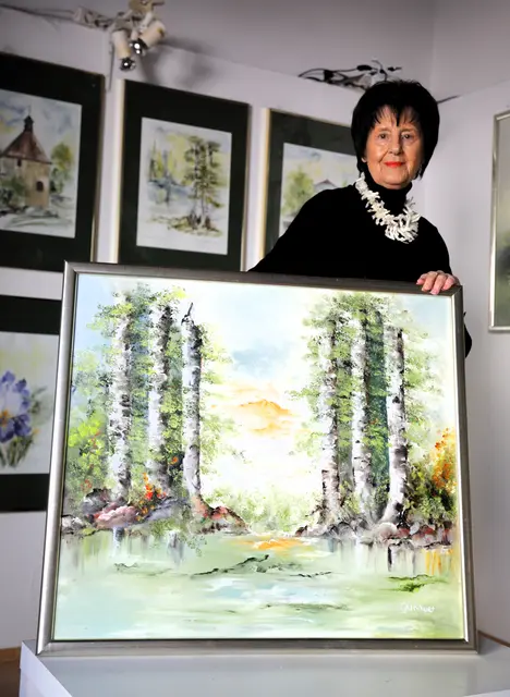 Monika Grubauer mit einem ihrer Birkenbilder. | Foto: Franz Affenzeller