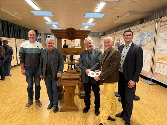 Feierliche Eröffnung der Ausstellung „Täuferausstellung – Brennen für das Leben“ an der HLW Spittal mit Pastor Micha Buchs und Vereinsvorsitzender, Stadtpfarrer Ernst Windbichler, Kulturvermittler Franz Seiser, Direktor Adolf Lackner und Kulturreferent Lukas Gradnitzer (v.l.) | Foto: HLW Spittal