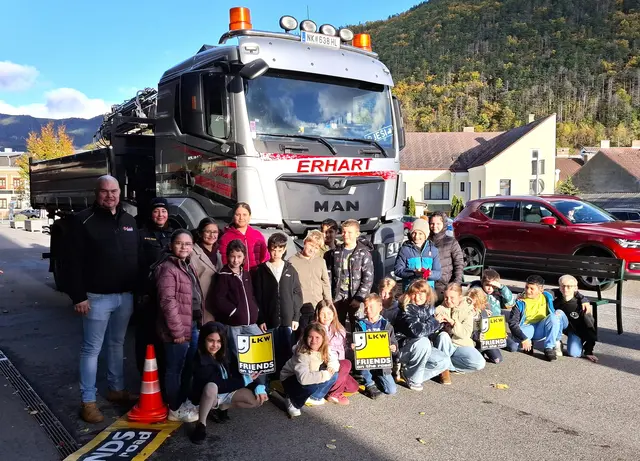 Johannes Rein (H.-J. Erhart GmbH) und Inspektorin Simone Weber (Polizeiinspektion Gloggnitz) mit Kindern der 3a. | Foto: privat