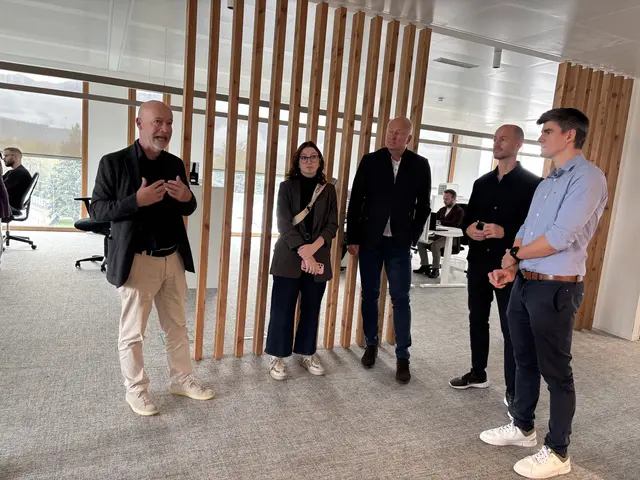 Erklärte das Innere der Firma: Benedict Marginter, Architekturbüro Marginter (l.) | Foto: MeinBezirk.at