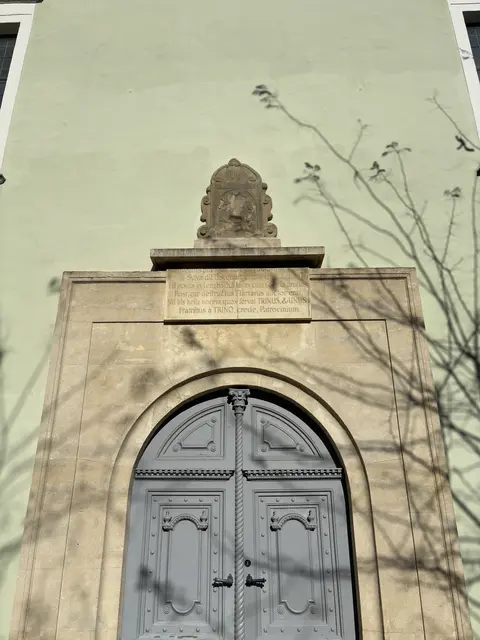 Das Tor in das ehemalige Franziskanerkloster. Darüber der Gründungsstein von 1627. | Foto: Lauren Fahrenberger / MeinBezirk