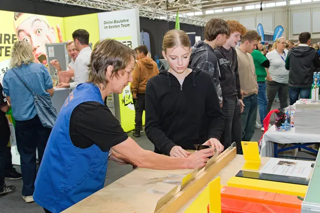 Zahlreiche Möglichkeiten gab es beim Karrieretag für Interessenten selbst Hand anzulegen und sich zu informieren.  | Foto: Alfred Hofer