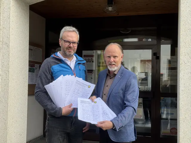 SPÖ-Vizebürgermeister Rudolf Rogatsch (rechts) und SPÖ-Ortsparteivorsitzender Reinhard Jud-Mund wollen die gesammelten Unterschriften am Montag an Bürgermeisterin Monika Pock übergeben. | Foto: SPÖ