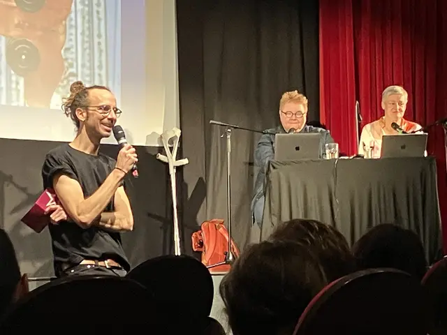 Andreas Sattra vom Cinema Paradiso freut sich über die gut besuchte Buchpräsentation | Foto: Stockmann