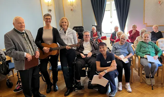 Die Bewohnerinnen und Bewohner des Haus Lamberg in der Grillparzerstraße erhielten Besuch von den "Herzenszeilen". Karl Solderer (l.) sorgte gemeinsam mit Evelyn Gruber, Christine Schenk (2. &amp; 3. v. l.) und Michaela Rossmanith (hockend) für einen unterhaltsamen Nachmittag. | Foto: zVg