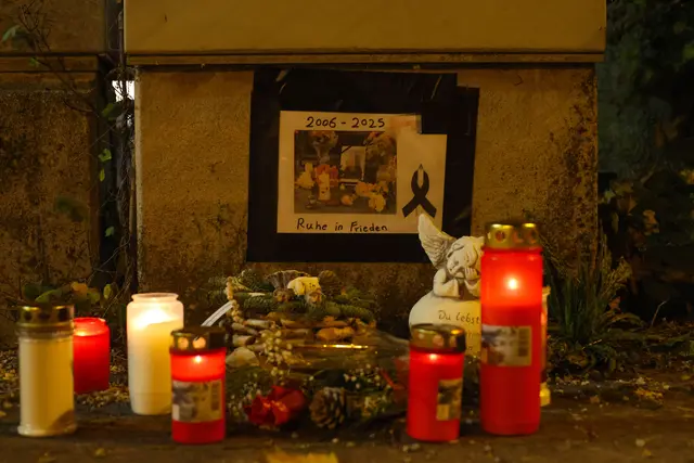 Gedenken an 19-jährige Fußgängerin nach tödlichem Unfall auf der B139 in Leonding.
 | Foto: laumat/Matthias Lauber