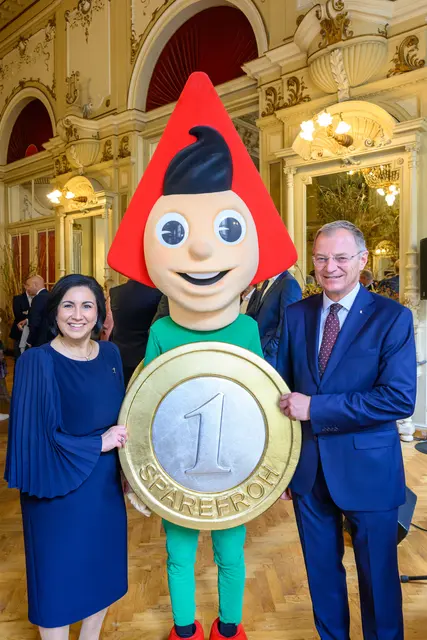 Christina Huber, Generaldirektorin der Sparkasse OÖ, Sparefroh und Landeshauptmann Thomas Stelzer (ÖVP). | Foto: Sparkasse OÖ/W. Kerschbaummayr