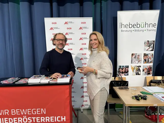 AK Bezirksstellenleiter Günter Kraft und Elisabeth Schatz vom Verein Hebebühne. | Foto: Victoria Edlinger