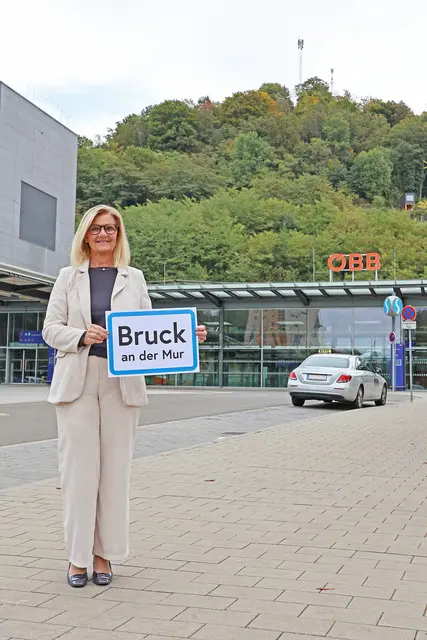 Bürgermeisterin Susanne Kaltenegger freut sich, dass mit der Umstellung der Fahrpläne ab Mitte Dezember die Stadt Bruck an der Mur ins Zentrum des öffentlichen Verkehrs zwischen Wien und Graz rückt. | Foto: Stadt Bruck