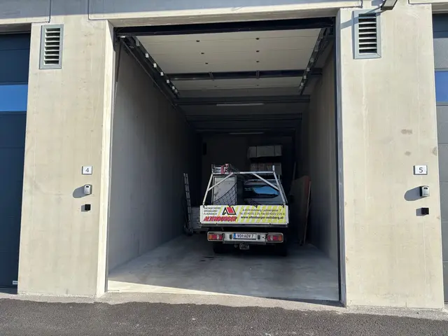 Die 13 Garagenplätze sind für Lkw geeignet, aber auch als Lagerfläche. | Foto: Almer