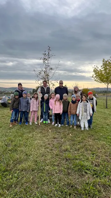 Groß und klein pflanzten ein Apfelbäumchen ein.  | Foto: Gemeinde Stetten