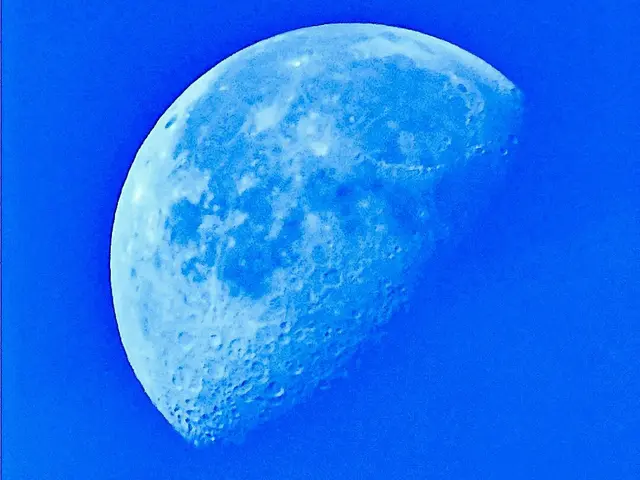 Der Mond am Taghimmel | Foto: Günter Kleinschuster