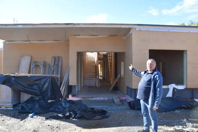 Der Kindergarten Riedlingsdorf wird zweigeschoßig neu errichtet. Bürgermeister Wilfried Bruckner betont, ohne die Unterstützung des Landes wäre dieses Projekt unmöglich. | Foto: Michael Strini