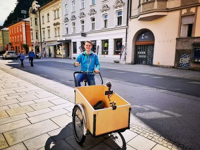 Beim Dreh, der komplett mit dem Smartphone und entsprechendem, professionellem Videozubehör erfolgte, wurde Markus Bachofner kreativ. In der Linzer Gasse wurde der Filmemacher von einer netten Dame auf sein Videoprojekt angesprochen, mit dem Lastenrad erregt man jedenfalls Aufmerksamkeit. | Foto: Andrea Legerer