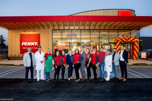 Das Team freut sich über die brandneue PENNY Filiale. | Foto: PENNY / Robert Harson
