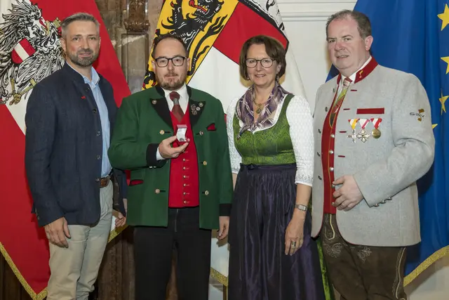 Im Bild: Thomas Aichhorn, Pädagogisch-Künstlerischer Landesdirektor Musikum Salzburg; Lucia Luidold, Leiterin des Referats Volkskultur, kulturelle Erbe und Museen Land Salzburg und Balthasar Gwechenberger, Landesobmann Salzburger Blasmusikverband mit Franz Sagmeister aus Lessach (2. v. li.), am 21. 10. 2025. | Foto: Land Salzburg/Neumayr/Leopold 