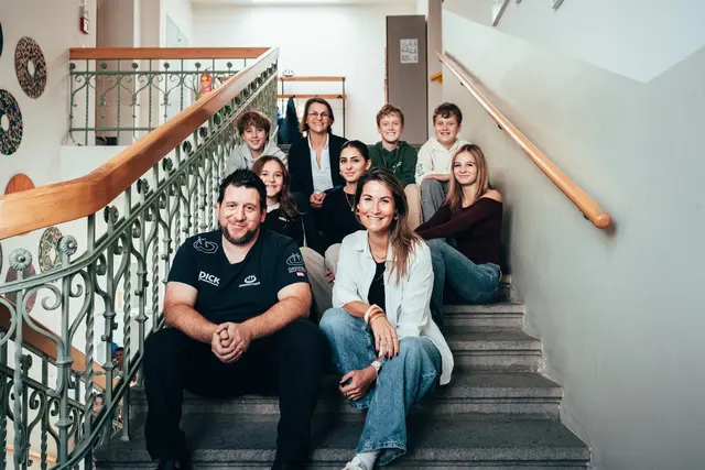 Florian Dick (vorne links) von Dick Gebäudetechnik, Johanna Neumayr (vorne rechts) von kommbleib mit den teilnehmenden Jugendlichen sowie deren Lehrerin. | Foto: kommbleib Salzburg