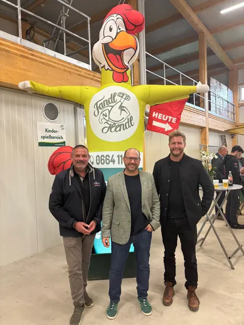Martin Fandl (m.) mit Peter Richter (l.) und Matthias Stössl bei der Dankesfeier vergangene Woche. | Foto: MeinBezirk/ Johann Taucher