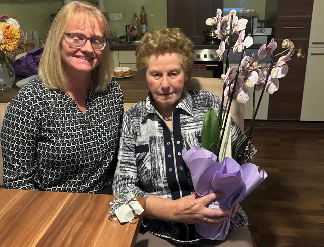 Petra Hofbauer gratuliert Elfriede Holy. | Foto: Privat