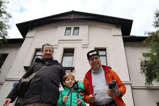 Simon Gemel mit seinem Sohn, daneben Bernhard Haas, der Initiator vom Reparaturcafé im historischen Bahnhofsgebäude Unter Purkersdorf (v.l.n.r.)