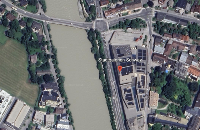 Am Westeingang der Stadtgalerien Schwaz kam es am Freitagmorgen zu dem brutalen Raubüberfall auf einen 15-jährigen Schüler. | Foto: Google Earth Screenshot