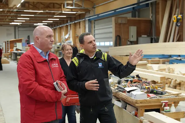 AKNÖ-Präsident Markus Wieser lernte Holzbau Longin kennen. | Foto: AKNÖ/Buchegger