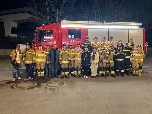 Bgm. Josef Karbon, Vizebgm. Sabine Hölbling, Feuerwehrkommandant Romed Stocker und zahlreiche Mitglieder der FF Rum bei der Ankunft des neuen Feuerwehrautos. | Foto: FF Rum