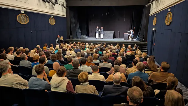 Blick in den ausverkauften Theatersaal zur Feier von 10 Jahre Connect Mödling | Foto: Stadtgemeinde Mödling/Christian Böger