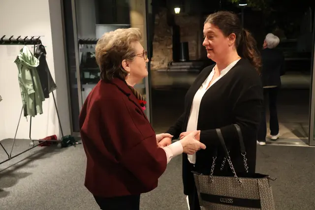 Gastgeberin Erika Buchinger begrüßte die Gäste am Eingang. | Foto: Schauer