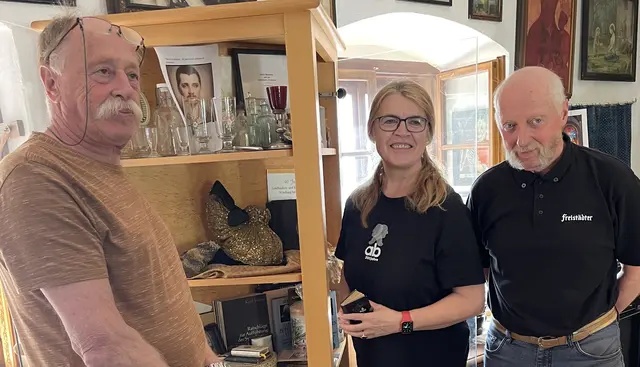 Franz und Gerhard Friesenecker mit der Initiatorin des Brucknersalons, Irmgard Quass, vor den historischen Leihgaben. | Foto: Quass