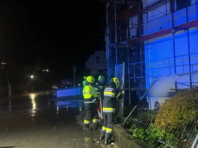 Die FF Wernberg einen durch den Sturm umgefallenen Bauzaun wieder auf.  | Foto: Feuerwehr Wernberg