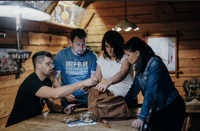 In einem Rucksack finden sich wichtige Utensilien für das Escape Game durchs Wintersportmuseum. | Foto: nicoleseiser.at