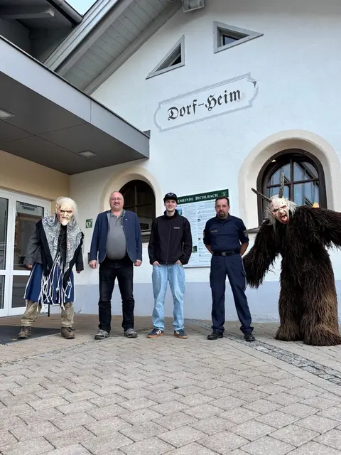 Die Bichl-Tuifl sind nun bestens gerüstet für die Krampussaison. Im Bild v.l.: Vize-Bgm. Christian Jäger, Obmann Johannes Weber und Bezirkspolizeikommandant Michael Eder. | Foto: BPK Reutte