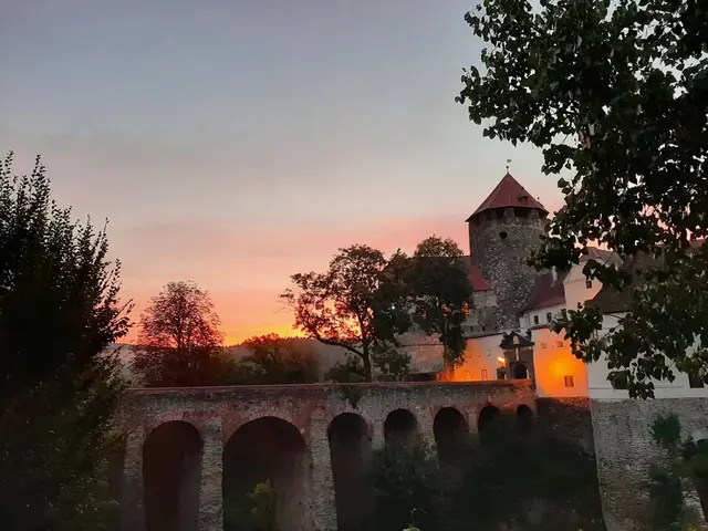 Sonnenaufgang auf der Friedensburg Schlaining. | Foto: Koller Manuela
