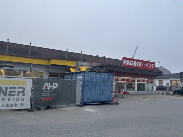 Mitte März 2026 soll der Abriss vom Pagro-Gebäude stattfinden. Dort entstehen weitere Parkmöglichkeiten.  | Foto: Wolfgang Ilkerl