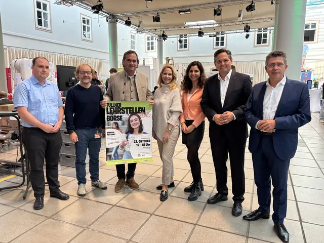 Arnold Buchmayer AMS Abteilungsleiter Jobservice, Günter Kraft, AK Bezirksgeschäftsstellenleiter, Christian Bauer, WK Bezirksobmann, Elisabeth Schatz vom Verein Hebebühne, Medine Yalic vom AMS Berufsinfozentrum, Wirtschaftsstadtrat Lukas Sobotka und Bürgermeister Peter Eisenschenk.
 | Foto: Victoria Edlinger