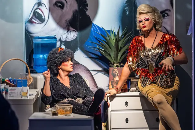 Eintauchen in den "schillernden Feenwald": Mit dem "Club Oberon 1" bringt das Off-Theater ein energiegeladenes Stück mit Hits aus der Disco-Ära auf die Bühne. Mit dabei auch Dragqueen Gigi La Pajette (rechts im Bild) | Foto: Off Theater/Taro Ebihara