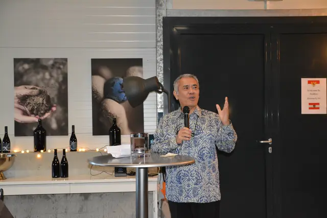Damos Dumoli Agusman, Botschafter der Republik Indonesien, sprach beim Weingut Kerschbaum über die engen Beziehungen zwischen Indonesien und der EU und über das wachsende Interesse seiner Landsleute an europäischem Wein. | Foto: Victoria Rosenberger