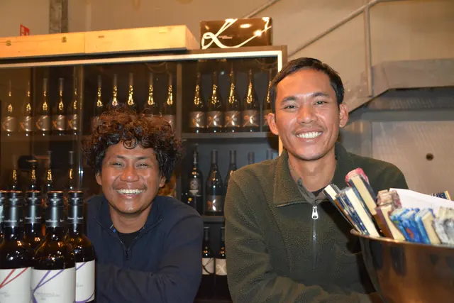 Die indonesischen Erntehelfer Hendra und Ari unterstützten David Kerschbaum bei der heurigen Lese und sammelten wertvolle Erfahrungen im burgenländischen Weinbau. | Foto: Victoria Rosenberger