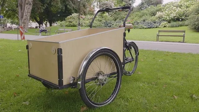 Unter dem Motto "Einfach und kostenlos ein Lastenrad leihen" bieten die Bewohnerservice-Stellen kostenlose Leihlastenräder an. Der Filmemacher Markus Bachofner hat diesen Service getestet und seine Erfahrungen in einer kurzen Dokumentation festgehalten. 