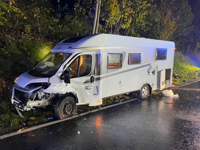 Drei der vier Wohnmobilinsassen wurden mit leichten Verletzungen in das Krankenhaus Reutte gebracht. | Foto: Zoom Tirol