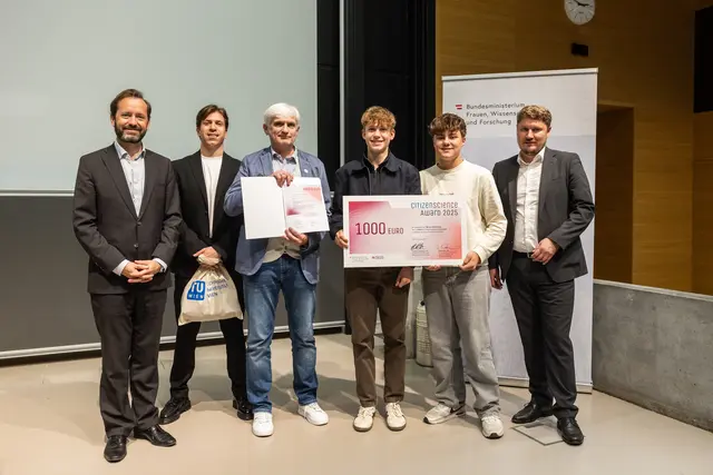 Die HAK Eferding wirkte bei einem Projekt zur Stadtgestaltung mit und wurde mit dem ersten Platz ausgezeichnet.  v.l.n.r.: Jakob Calice (OeAD), Lovro Koncar-Gamulin (TU Wien), Lehrer Helmut Geroldinger mit Schülern, Stefan Duscher (BMFWF). | Foto: OeAD/APA-Fotoservice/Greindl