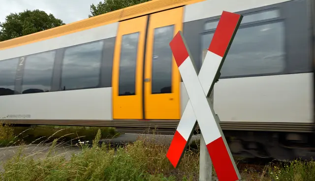 In Lambichl kam es zur Kollision zwischen einem Zug und einem Pkw. (Symbolfoto) | Foto: stock.adobe.com/at/ lotharnahler